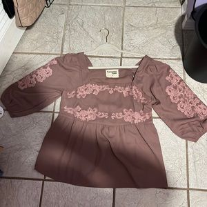 I’m selling this cute blouse it’s medium and great condition and quantity.